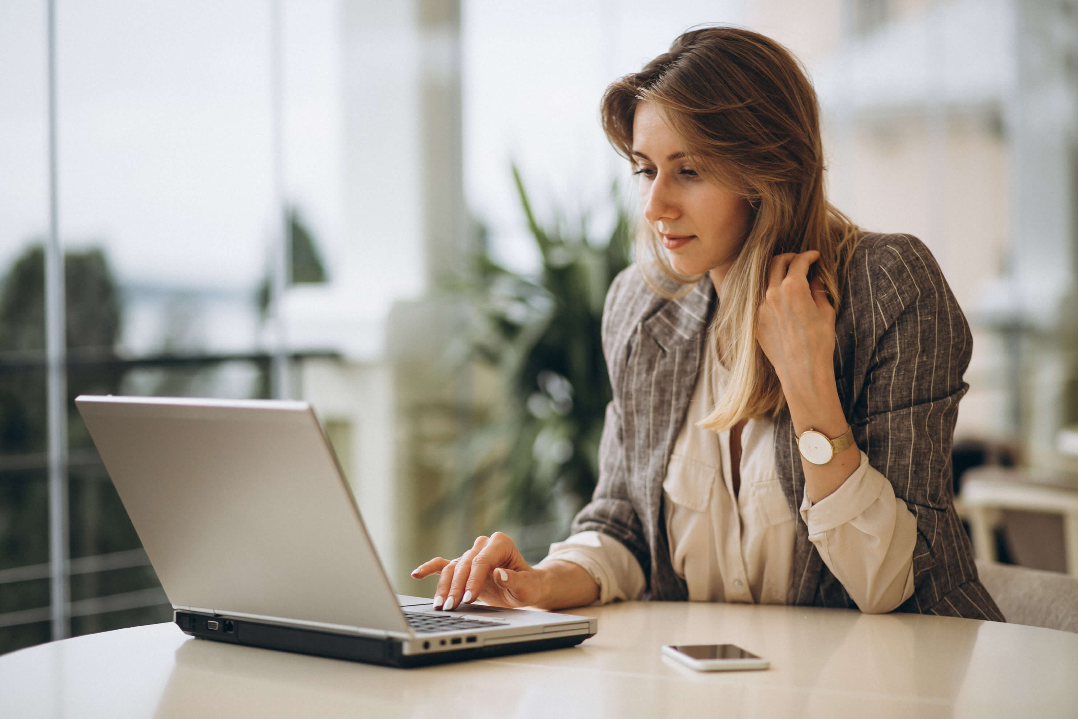 portrait-business-woman-working-laptop